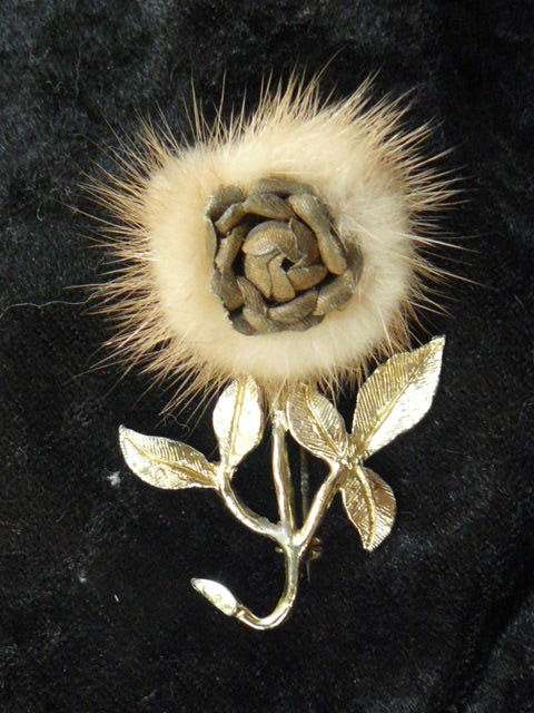 GOLD TONED ROSE VINTAGE BROOCH