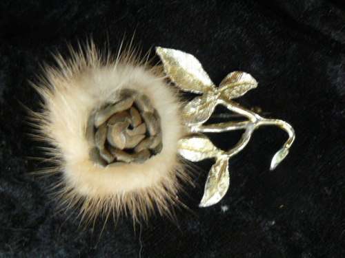 GOLD TONED ROSE VINTAGE BROOCH