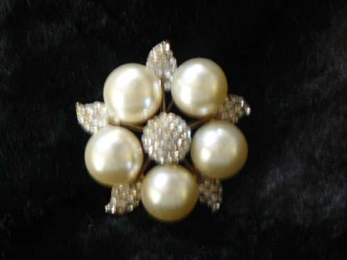 GOLD TONED FOUX PEARL AND BLING BROOCH
