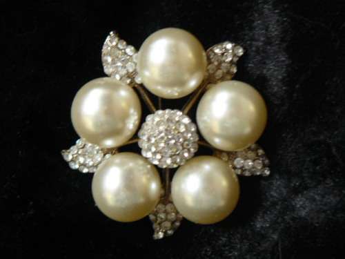 GOLD TONED FOUX PEARL AND BLING BROOCH