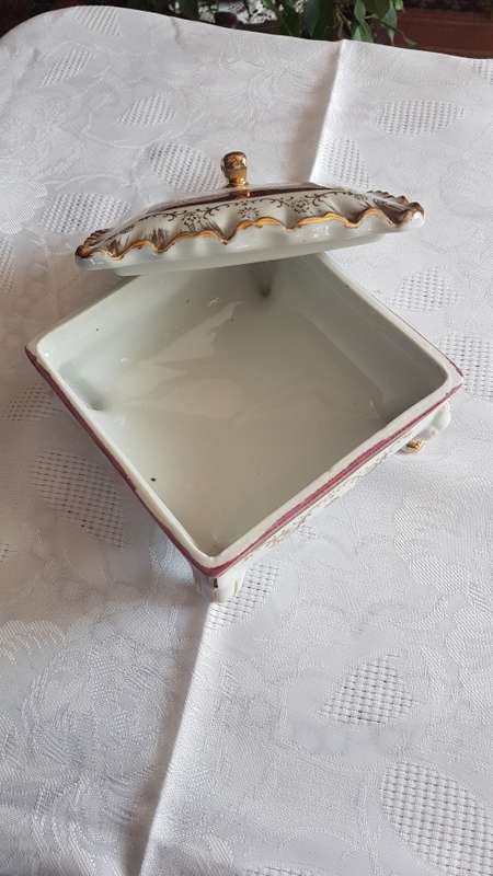 Hand painted stunning porcelain trinket/biscuit/sweet/jewelery dish 135x35x110mm