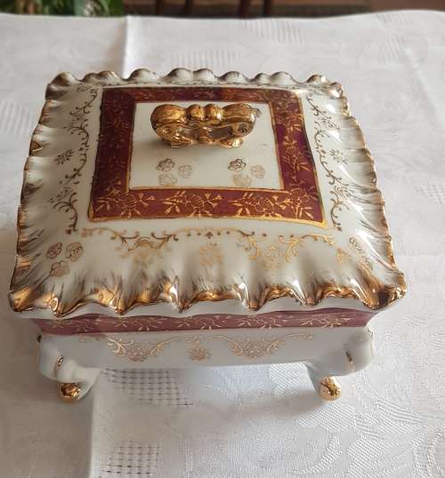 Hand painted stunning porcelain trinket/biscuit/sweet/jewelery dish 135x35x110mm