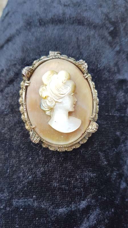 Gold Toned Stunning Cameo pendant brooch/ pendant
