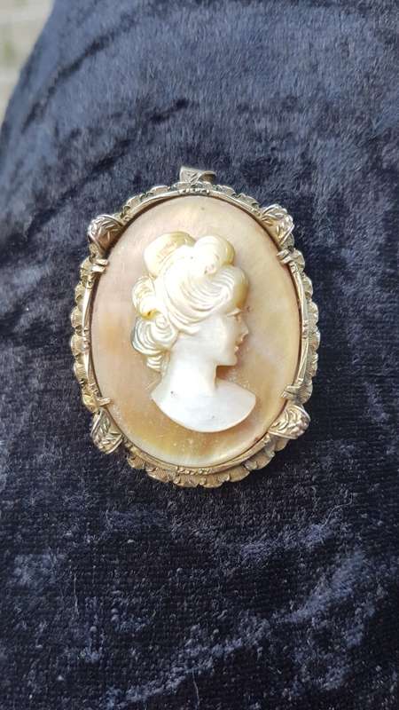 Gold Toned Stunning Cameo pendant brooch/ pendant