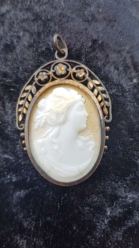 Cameo filigree gold toned pendant very pretty 3.85x3cm