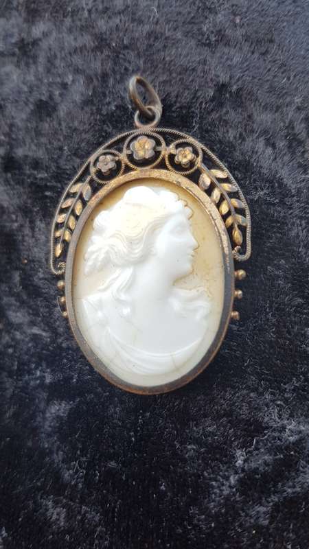Cameo filigree gold toned pendant very pretty 3.85x3cm