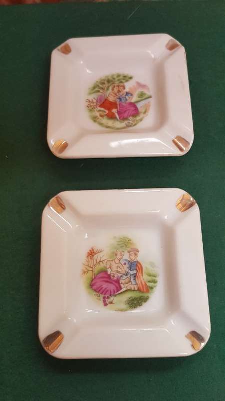 2 pretty ashtrays