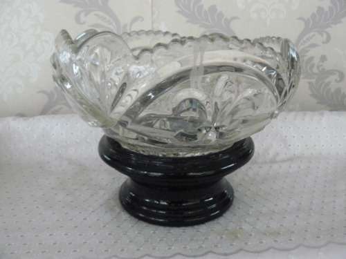 SOWERBY GLASS , FRUIT BOWL OR DISH CAN BE USED AS CHIPS DISH AND THE BLACK ONE FOR DIP . INTERESTING