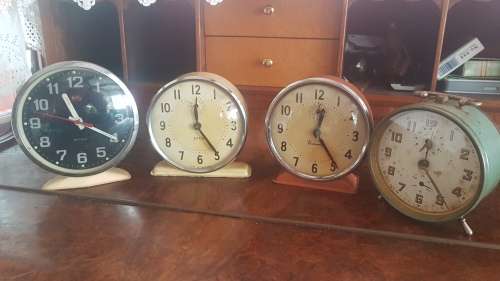 One lot of 4 vintage alarm clocks