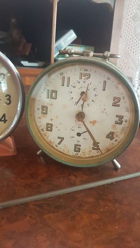 One lot of 4 vintage alarm clocks