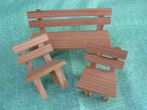 WOODEN MINIATURE DOLL HOUSE ITEMS