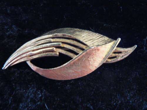 GOLD TONED BROOCH