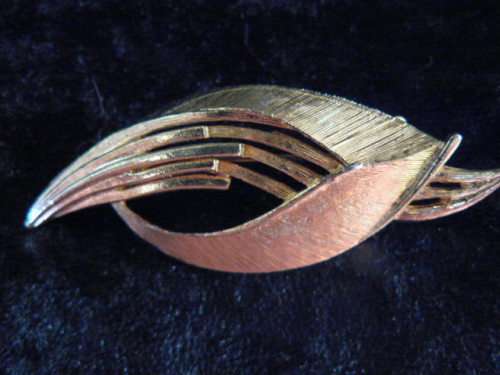 GOLD TONED BROOCH