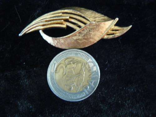 GOLD TONED BROOCH