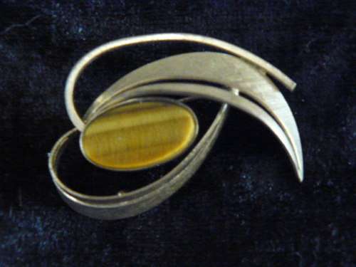 GOLD TONED AND TYGERS EYE BROOCH