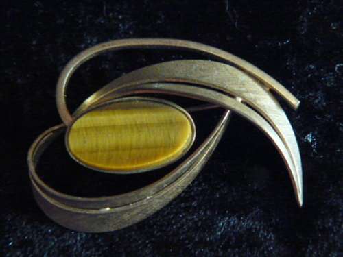 GOLD TONED AND TYGERS EYE BROOCH