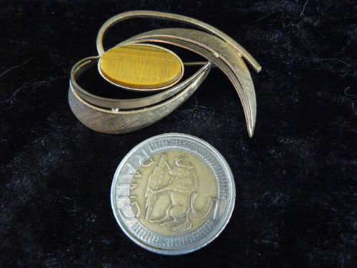 GOLD TONED AND TYGERS EYE BROOCH