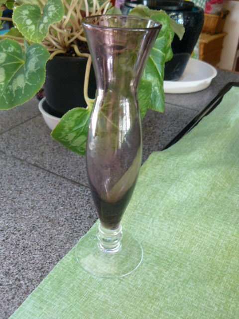 STUNNING GLASS VASE