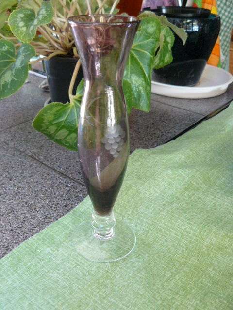 STUNNING GLASS VASE