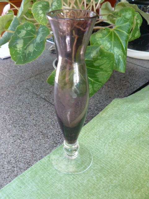 STUNNING GLASS VASE