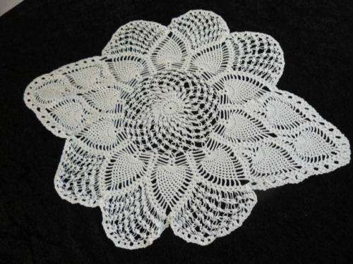 DOILIE VNTAGE HAND CROCHETED COTTON VERY PRETTY