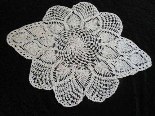 DOILIE VNTAGE HAND CROCHETED COTTON VERY PRETTY