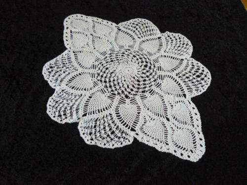 DOILIE VNTAGE HAND CROCHETED COTTON VERY PRETTY