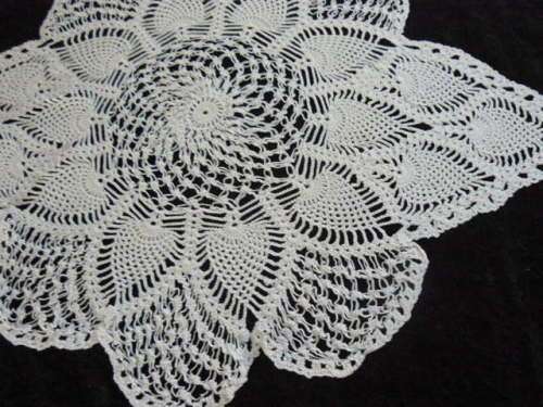 DOILIE VNTAGE HAND CROCHETED COTTON VERY PRETTY
