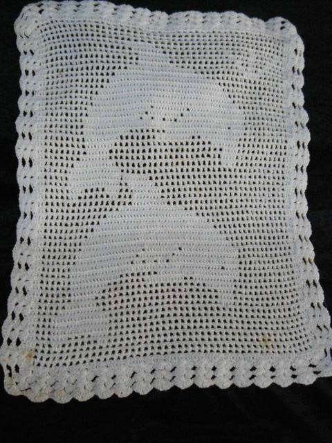 VINTAGE HAND CROCHETED DOILIE