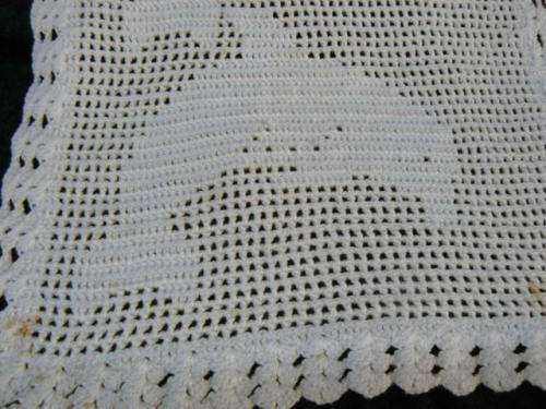 VINTAGE HAND CROCHETED DOILIE