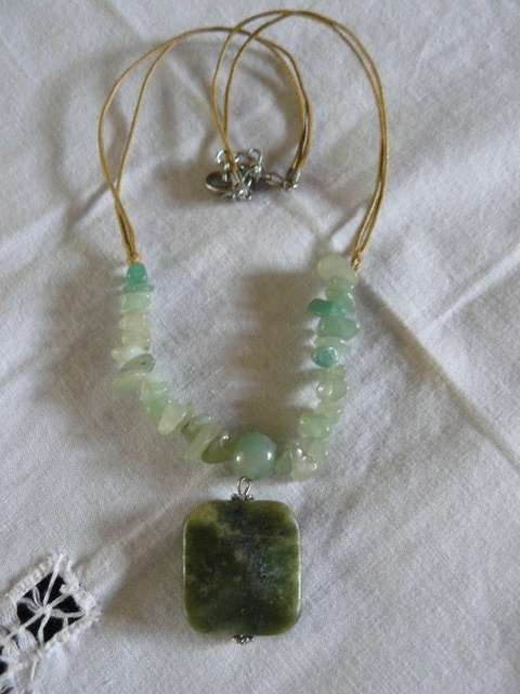 NECKLACE WITH GREEN SEMI PRECIOUS STONES 44 CM