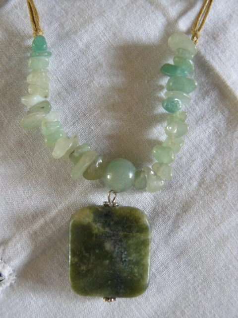 NECKLACE WITH GREEN SEMI PRECIOUS STONES 44 CM