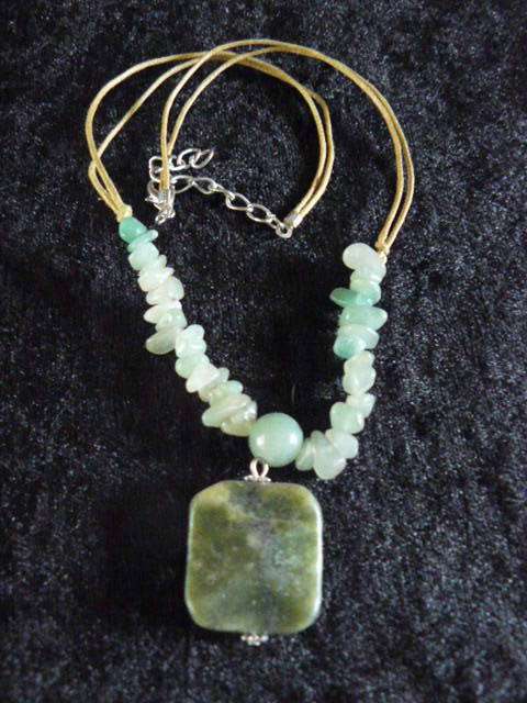 NECKLACE WITH GREEN SEMI PRECIOUS STONES 44 CM