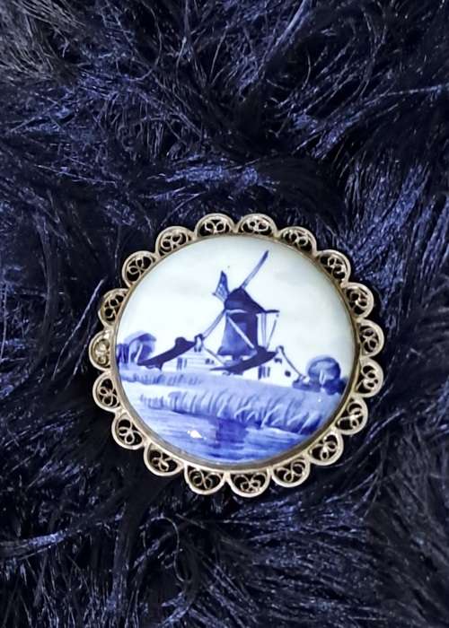 Beautifully drawn Delft brooch silver with filigree signed by artist 41.5mm STUNNING !!!!!