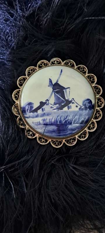 Beautifully drawn Delft brooch silver with filigree signed by artist 41.5mm STUNNING !!!!!