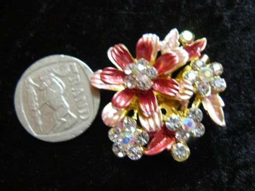 GOLD TONED BLING STONES FASHION BROOCH