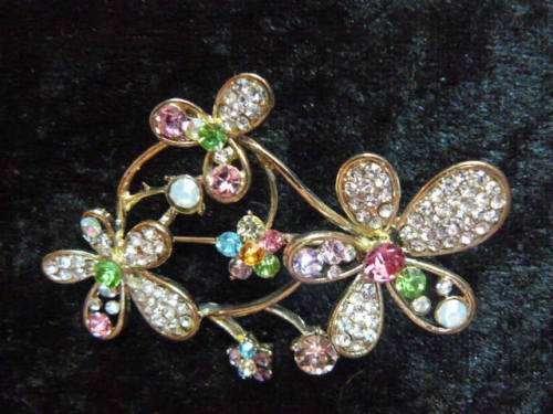 GOLD TONED BLING STONES FASHION BROOCH