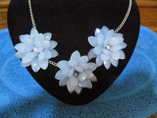 FASHION NECKLACE BLUE FLOWERS 50 CM