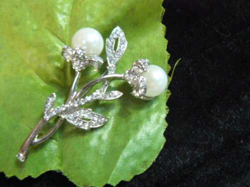 BROOCH WITH FOUX PEARLS AND BLING STONES SO PRETTY