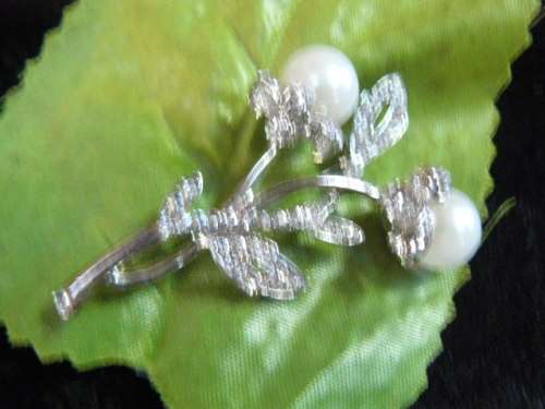 BROOCH WITH FOUX PEARLS AND BLING STONES SO PRETTY