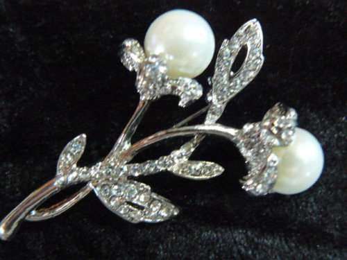 BROOCH WITH FOUX PEARLS AND BLING STONES SO PRETTY