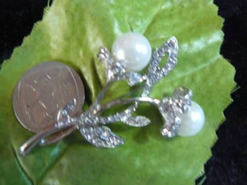 BROOCH WITH FOUX PEARLS AND BLING STONES SO PRETTY