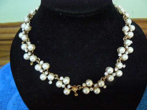 FOUX PEARL NECK NECKLACE 47 CM LONG 1 STONE MISSING BUT LOVELY
