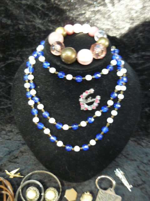 MIXED LOT OF FASHION JEWELERY LUCK DIP GOOD CONDITION PLEASE HAVE A LOOK !@!@!@!