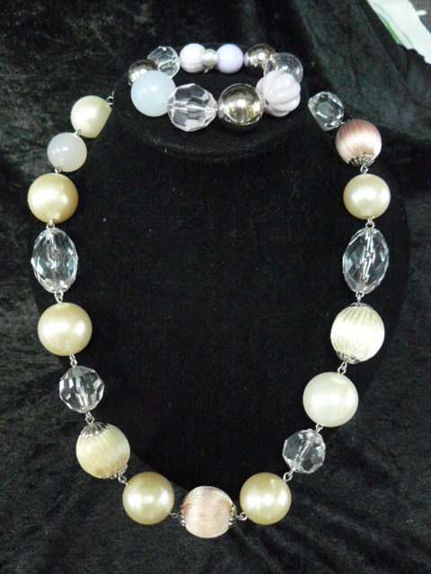 STUNNING CHUNCKY FASHION NECKLACE 72 CM AND STRETCH BANGEE