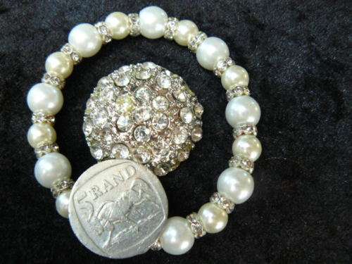 FOUX PEARL STRETCH BRACELET AND FASHION PIN ON BLING BUTTON