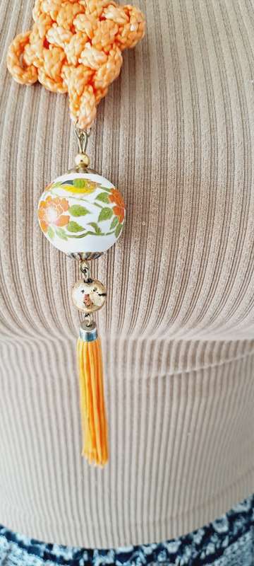 very prettu porcelain and hand painted long necklace