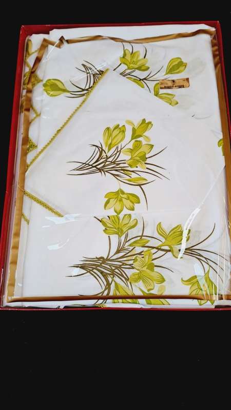 Italian vintage table cloth 59x98` and 12 napkins