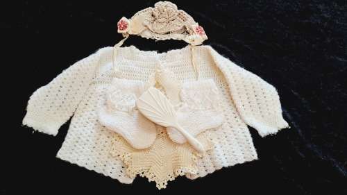 Vintage hand crotcheted baby set. Toooo beautiful