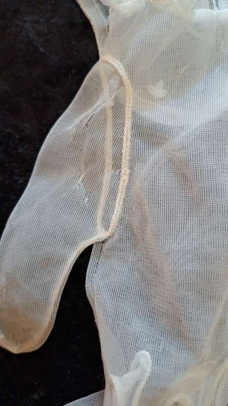 Stunning set of 3 vintage embroidered hankies and matching gloves
